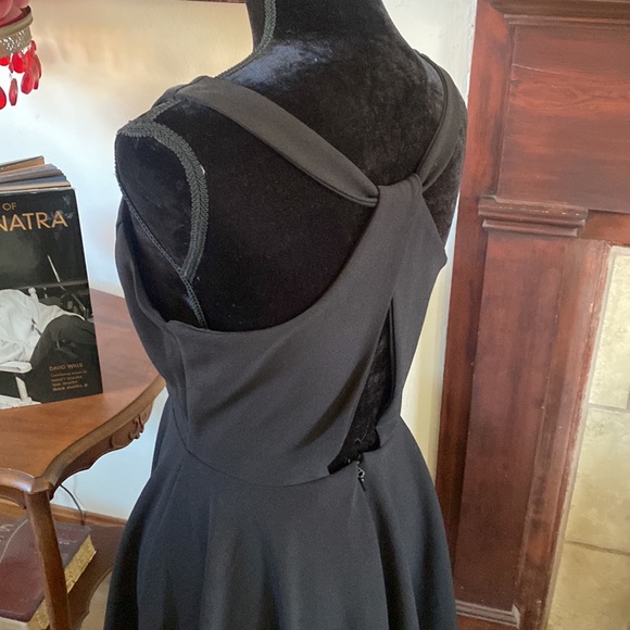 🦊Lulus darling halter dress. Lined in bottom half. - Picture 7 of 8